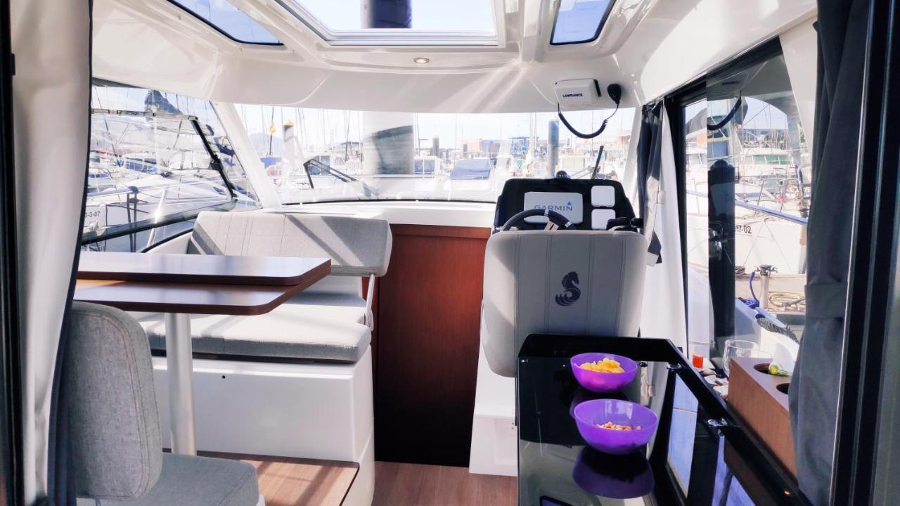 Botel Yate De Lujo En *